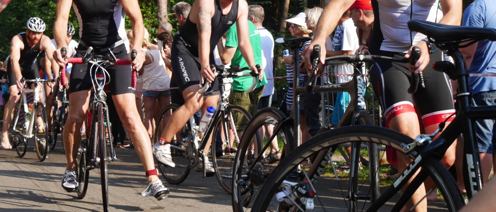 Radfahren beim Jedermann-Triathlon Neustrelitz