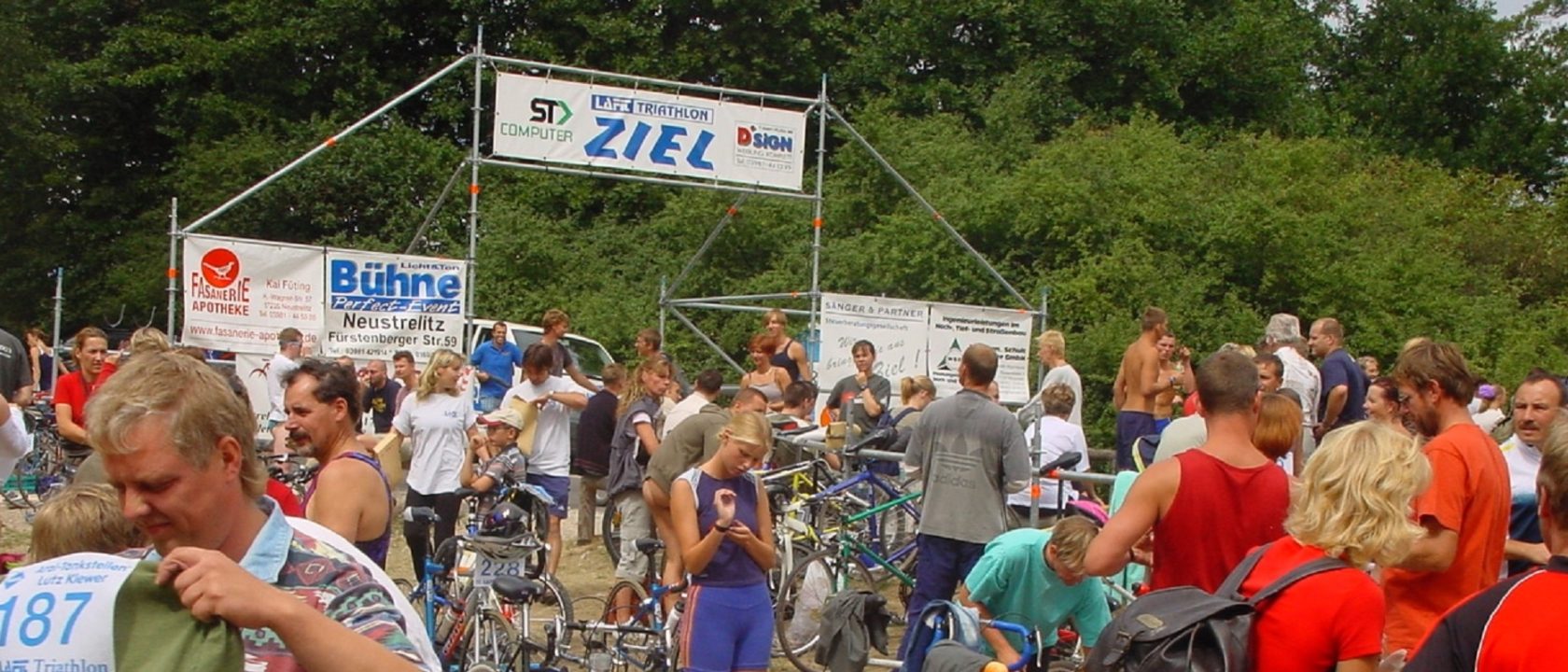 Zieleinlauf und Atmosphäre beim Jedermann-Triathlon Neustrelitz